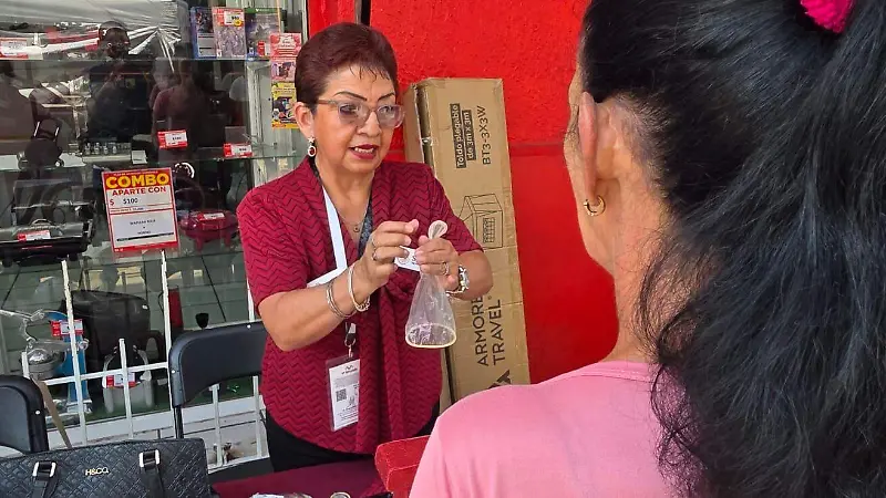 Día del Condón explicación stand Tapachula